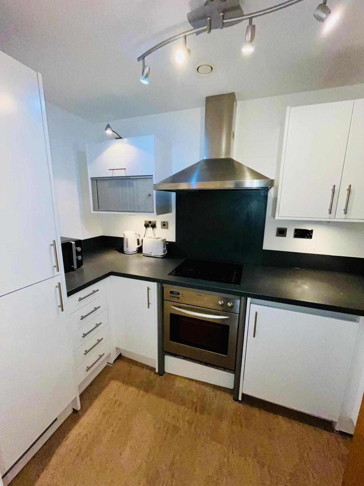 Exquisite City Centre Apartment - Recently Refurbed - 2 Bed 2 Bath - Free Parking - Netflix Amazon Disney Birmingham Extérieur photo